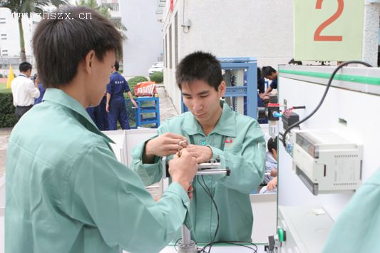 珠海市三職校技能節上學生進行汽車發動機裝配與發動表演