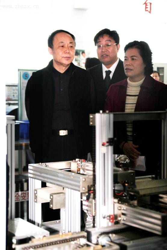 珠海市人大副主任余榮藹、珠海市教育局局長羅碧堅與楊克誠副校長參觀學(xué)校電氣實訓(xùn)室